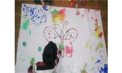 کودک در حال نقاشی